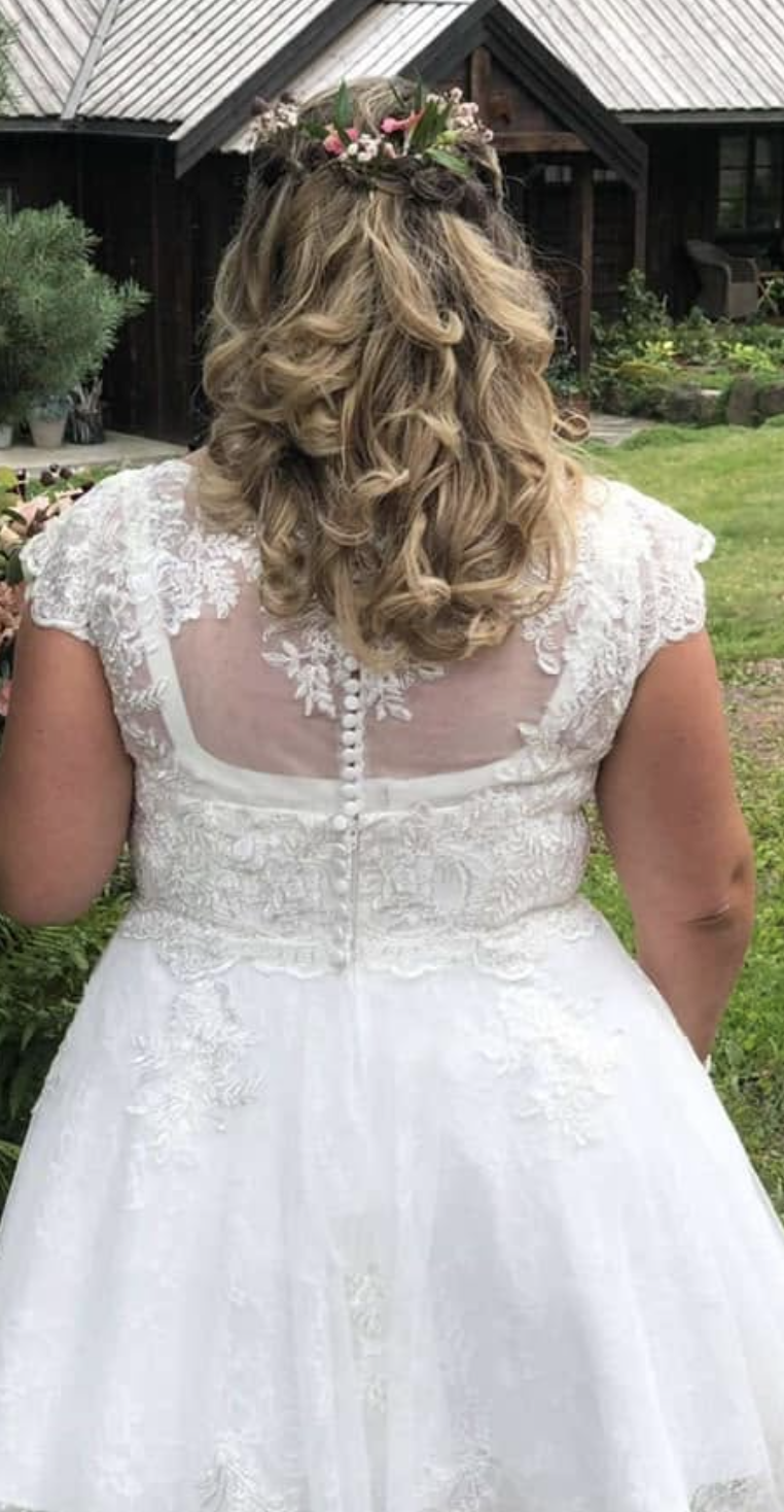 Brudestyling av Lena's Salong — oppsett med blomsterkrans